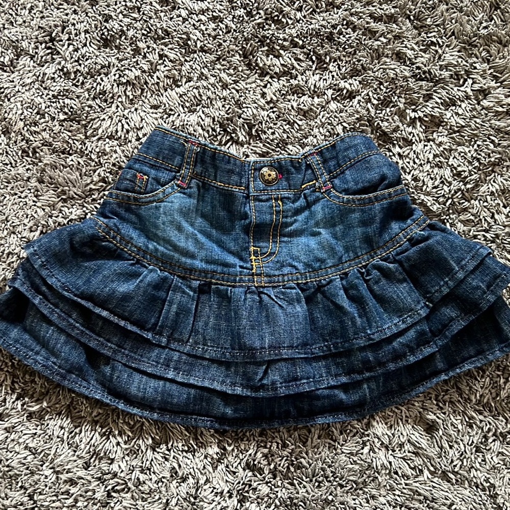Adorable tiered skirt with pantries attached. Size 4T.